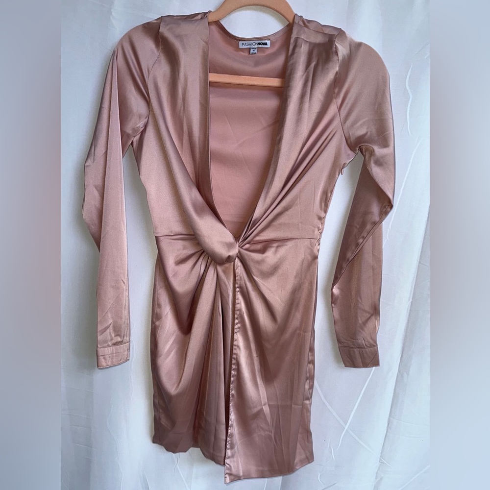 Vestido en tela de seda.